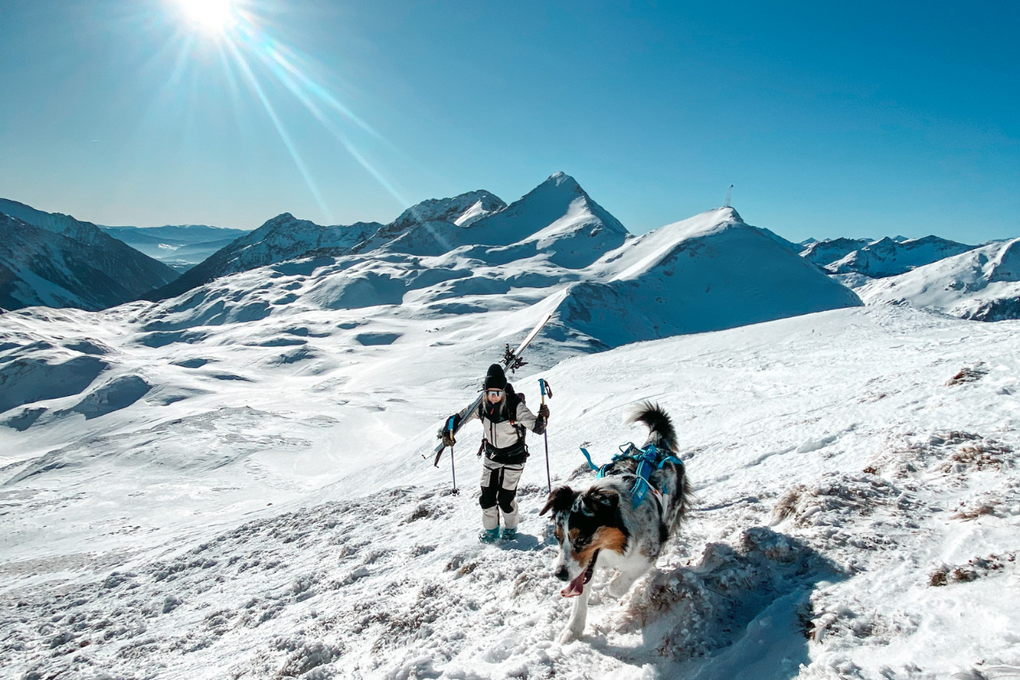 Ruffwear Ambassadors Stephi and Nala hit the slopes together.