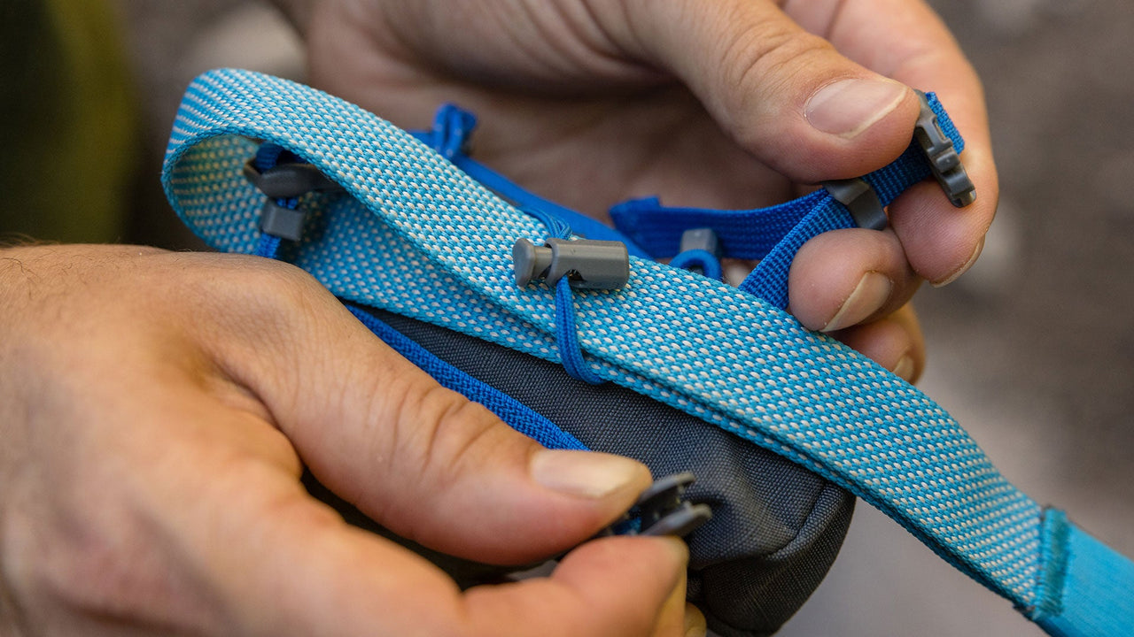 SE FIXE SOLIDEMENT À LA LAISSE